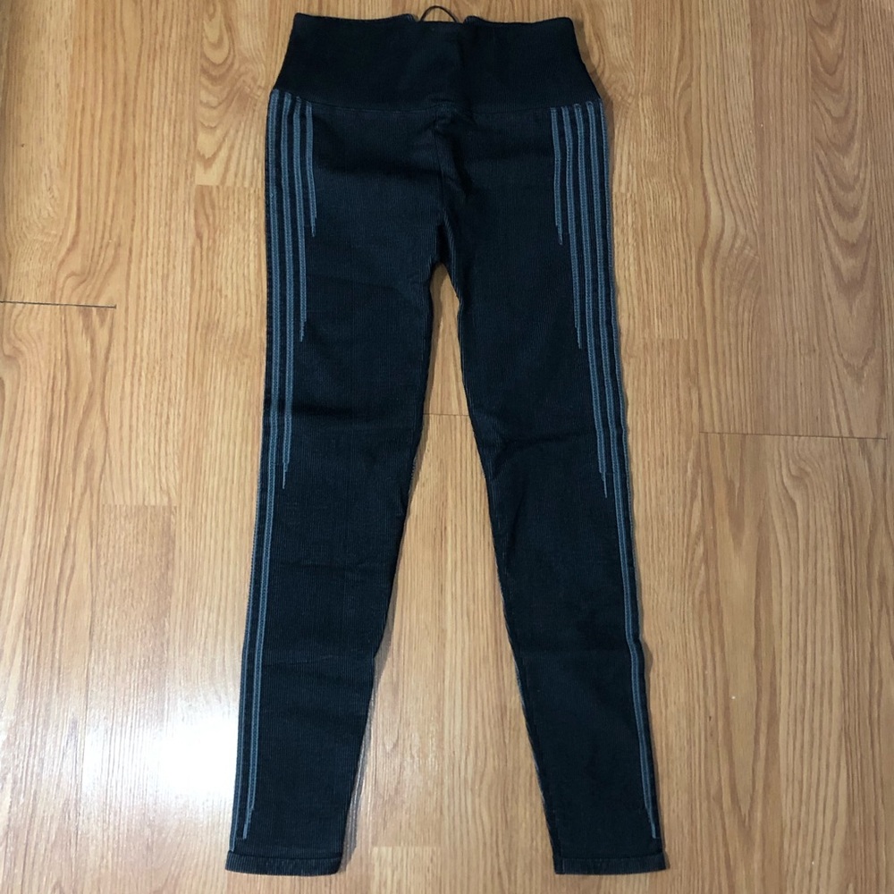 NWOT Fabletics Leggings Seamless with elastic back - Medium